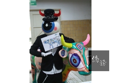 眼球先生的造型和他的作品融為一體，充滿奇幻色彩。