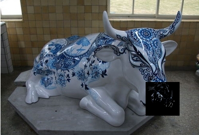 青花瓷的花紋和牛的莽撞性格形成強烈對比。