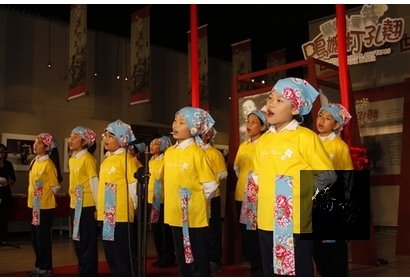 台北市長春國小同學演唱客家童謠與此次展覽的重點相互輝映。