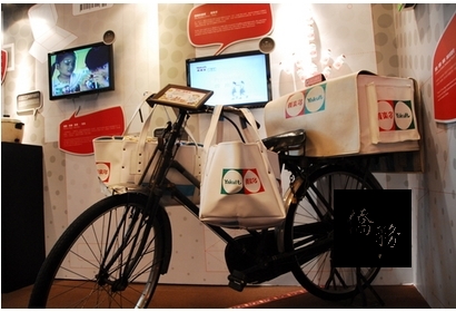 養樂多媽媽騎著腳踏車送養樂多,溫暖了許多小朋友的心。