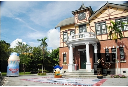 大的養樂多瓶與小小的故事館相映成趣,獲得許多關注目光。