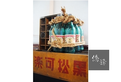 早期的黑松汽水是將標籤貼在玻璃瓶上,50年代後才改為直接印刷在瓶上。