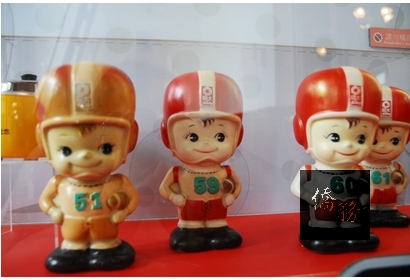 手裡抱著橄欖球的大同寶寶,是大同企業的代表。