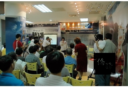 新書發表會中,作者康元分享