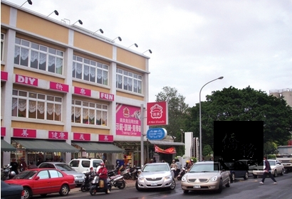 義美食品在南崁的見學館提供遊客參與糕點DIY製作。