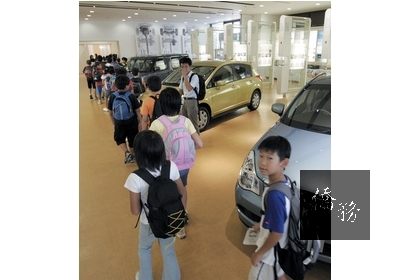 日本學校會固定安排學生到各種不同工廠參觀。