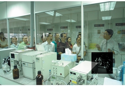 跟著解說員的腳步參觀藥廠的製程及產品,透明化的中藥製作流程一覽無遺。