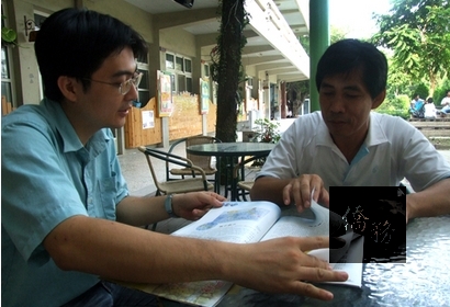 校長唐忠義（右）與教務主任共同營造興糖的閱讀環境。