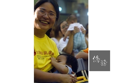 母乳擁有蛋白質、碳水化合物、脂肪,能強化嬰兒的成長及腦部發展,而且具有含抗體、成本低廉等優點;沒有任何嬰兒配方比得過母乳的好處。