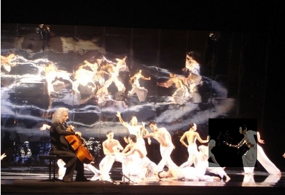 雲門舞作「水月」，以大提琴組曲入舞，舞者以柔美的身體，渲染「鏡花水月總成空」的境界。