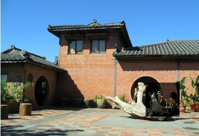 磚屋黑瓦的建物，吸引遊客目光。