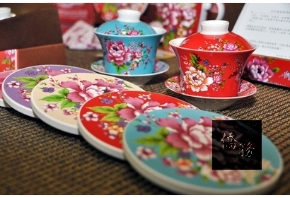 文創產業開發具有花布圖案的杯墊與蓋杯。