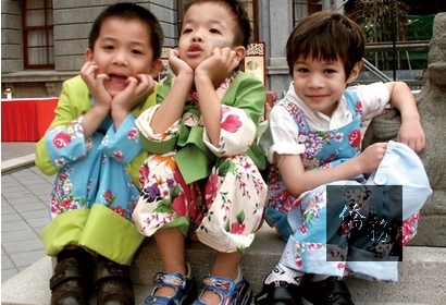兒童穿著花布設計的衣服,既現代又有台灣味。