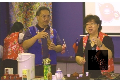 海外僑胞現在也喜歡將代表台灣精神的花布穿在身上。