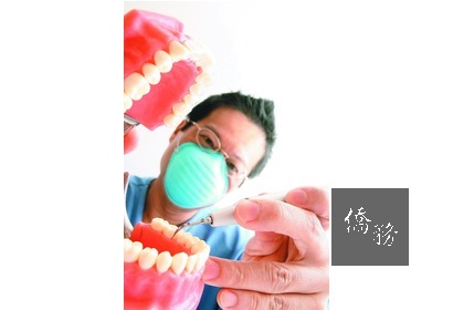 「髮蒼蒼,視茫茫,齒牙動搖」年近半百的張太太最近明顯感受到年老的威脅。前兩者還好解決,染髮、配戴老花眼鏡,都不太麻煩。但她有顆門牙鬆動到無法挽回,不得不趕上「植牙」流行,沒想到尋訪醫師階段,就吃盡苦頭。