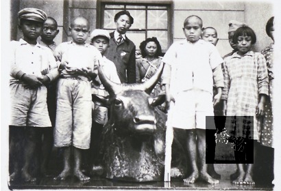 金獎 1951年9位來自信義鄉地利村的原住民國小畢業生，與台博館（當時稱台灣省立博物館）銅牛合照。