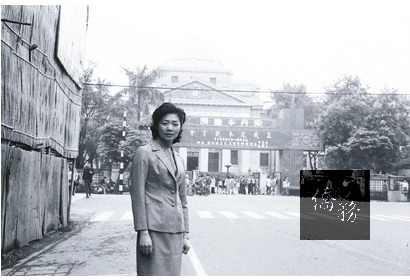 銅獎 1974年畫家梁丹丰在台博館（當時稱台灣省立博物館）舉辦畫展，並於館外留影，當時她40歲。