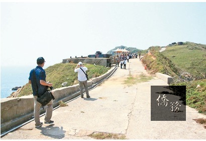 亮島僅有4萬平方公尺,除了國軍開闢的道路之外,往兩旁望去就是陡峭海岸。(聯合報提供)