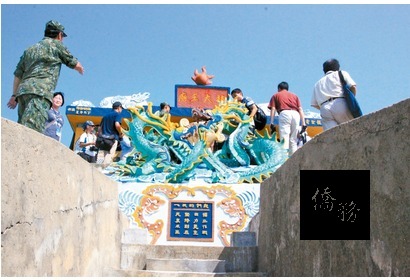 島上唯一的「趙大王廟」,凡來當兵的弟兄上岸後一定要先到此拜碼頭。(聯合報提供)