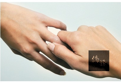 清潔劑對雙手的傷害很大，大掃除別忘戴手套。（聯合報提供）