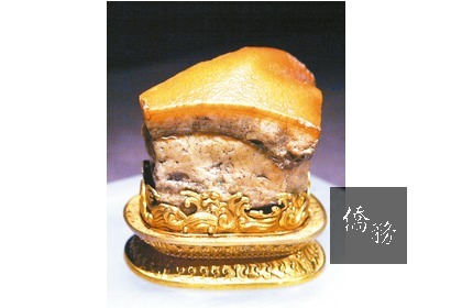 故宮人氣國寶「肉形石」曾被質疑是方解石,故宮鑑定團以高科技儀器證明它是玉髓。(聯合報提供)