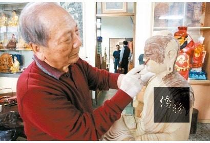 葉勇利用糯米調和漆料,層層裱敷在棉紗布,敷上泥塑,最後再幫泥塑「脫胎」、上色。