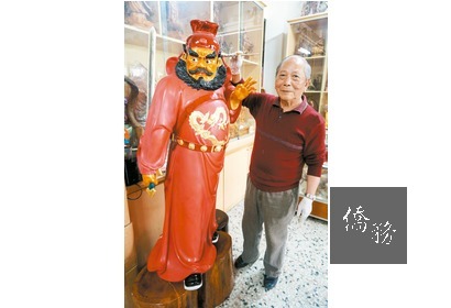 葉勇利用糯米調和漆料,層層裱敷在棉紗布,敷上泥塑,最後再幫泥塑「脫胎」、上色。