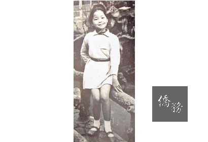 已故巨星鄧麗君，幼時曾在蘆洲國小留影。而在北捷蘆洲站廣場，還設立真人等比例的鄧麗君銅像。（圖：聯合報提供）