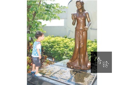 已故巨星鄧麗君，幼時曾在蘆洲國小留影。而在北捷蘆洲站廣場，還設立真人等比例的鄧麗君銅像。（圖：聯合報提供）