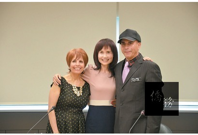 世界電影協會創辦人Antonio Gellini（右）、好萊塢名人Munni Irone（左）6月24日拜會文化部影視及流行音樂發展司副司長胡偉姣（中）。（中央社提供）