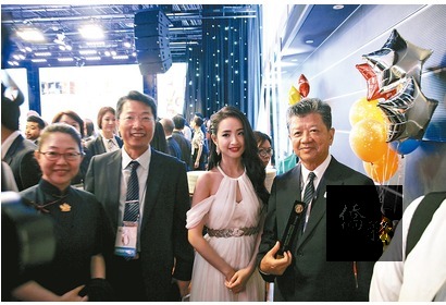 韓國中華教育交流中心執行長朴東燮（左二）10日在「首爾電視劇大賞」頒獎典禮結束後，與林依晨（右二）及大愛電視台總監湯健明（右一）合影。（中央社提供）