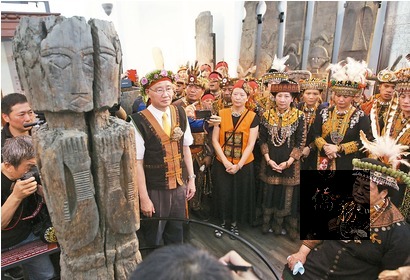 台大人類學博物館12日舉行排灣族古禮婚禮儀式，迎娶國寶「佳平舊社金祿勒頭目家四面祖靈柱」，台大校長楊泮池（前排中）代表校方與排灣族代表在四面祖靈柱旁舉行儀式。（中央社提供）