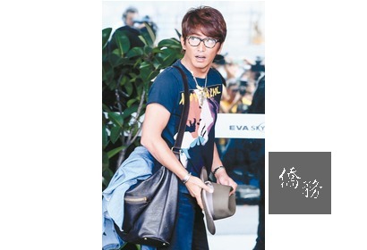 日本天王木村拓哉回頭和粉絲揮手道別,帶著愉快心情及伴手禮離開寶島台灣。