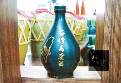 南韓歌手ROY KIM來台時,歌迷還特地準備台灣高粱酒,做為他返韓的伴手禮。