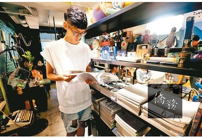「小路上藝文空間」,店內滿是書籍供顧客閱讀。