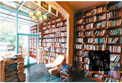 書店咖啡二樓也有頗具歐式風情的空間。