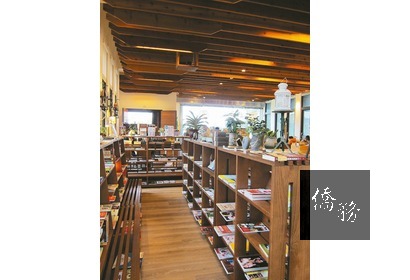 羅布森咖啡書蟲房,一邊是書店、一邊是咖啡座位區。