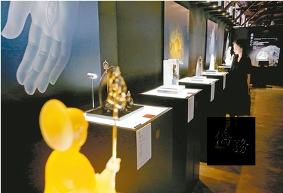 琉璃工房參加法國國際藝術與創新雙年展。(聯合報提供)