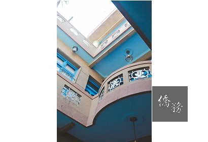老宅欄杆飾有主人名字(圖),窗戶及懷舊氣氛是一大特色。(圖:聯合報提供)