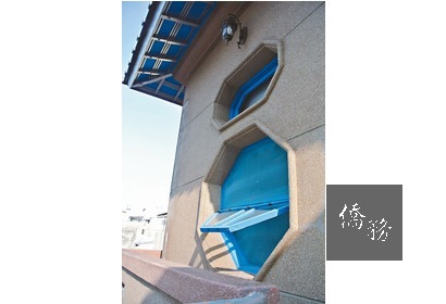 老宅欄杆飾有主人名字,窗戶(圖)及懷舊氣氛是一大特色。(圖:聯合報提供)