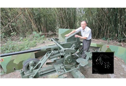 退役連長黃安元(圖)解說操作四○防空高砲。