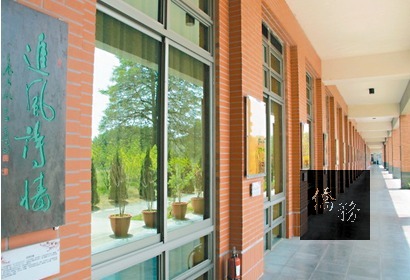 明道大學鳳凰詩園可供學生流連吟讀古今詩作,追風詩牆(圖)帶領遊客走進現代詩時光走廊。(圖:聯合報提供)