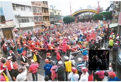 列為台南著名香科祭典活動的學甲慈濟宮「學甲香」及上白礁祭典,15日展開為期3天的遶境儀式(圖),由全台唯一以人工扛陣的「蜈蚣陣」前導,吸引不少信眾。(中央社提供)