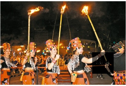 「火把節」是彝族人為了預防「天蟲」為害，每年會聚在一起燃起火把，是彝族人最隆重的節日。（聯合報提供）