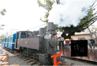 古老蒸汽火車頭353重回到旗山車站，老車頭不但有響笛還會冒白煙，彷彿過去情景重現。(圖：聯合報提供)