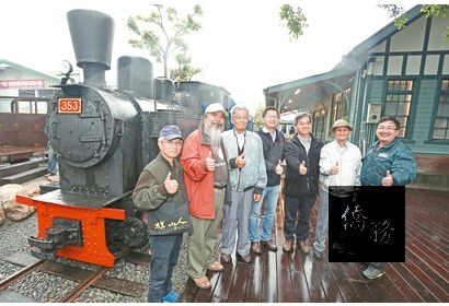 參與搶救火車站的文史工作者及台糖員工、地方耆老見證蒸汽火車頭重返旗山車站。
(圖：聯合報提供)