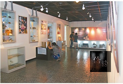 保存完好的骨董攝影機、放映機、留聲機,另一側則是會隨不同展期更換主題的展示牆面。