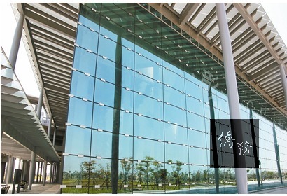 高鐵彰化站玻璃帷幕不僅映入周圍綠意及天空變化,上方彰化站浮水印會在陽光照射下,投射在大廳地板。