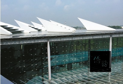 高鐵彰化站以在地花朵為設計意象,屋頂上方花朵意象的白色天窗引入自然光。