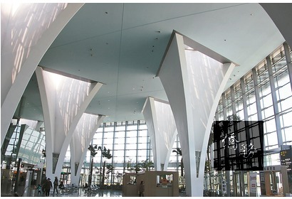 高鐵彰化站引入陽光,讓花柱在不同時刻都有光影變化。